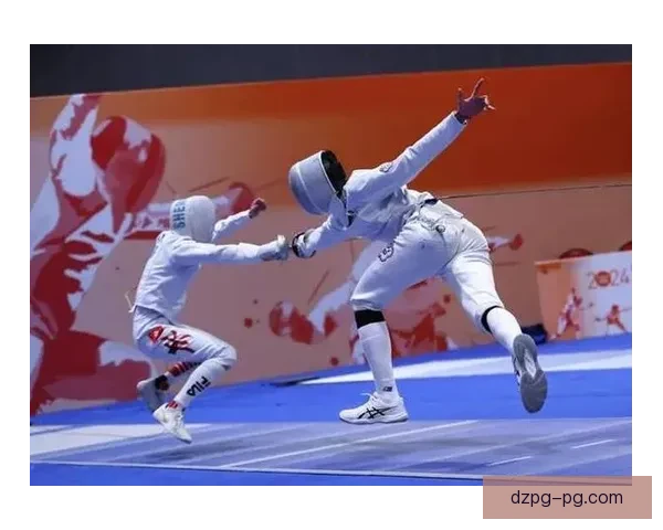 击剑比赛决胜一击，谁将夺得桂冠？