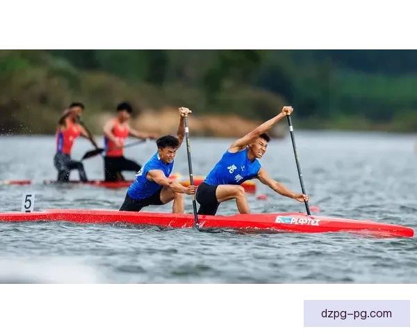 划船比赛：风浪中的挑战与拼搏