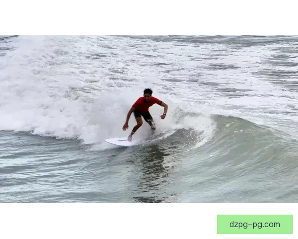 夏威夷冲浪比赛：激情碰撞，谁将封王？